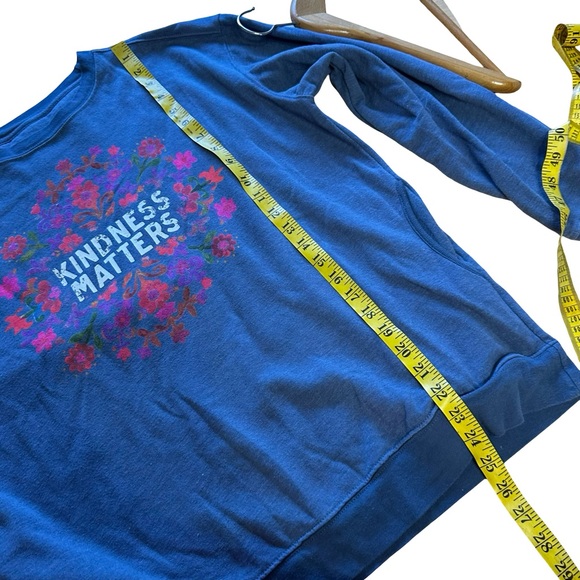 Natural Life Blue “Kindness Matters” Floral Pocket Sweater Size Medium - Picture 7 of 8